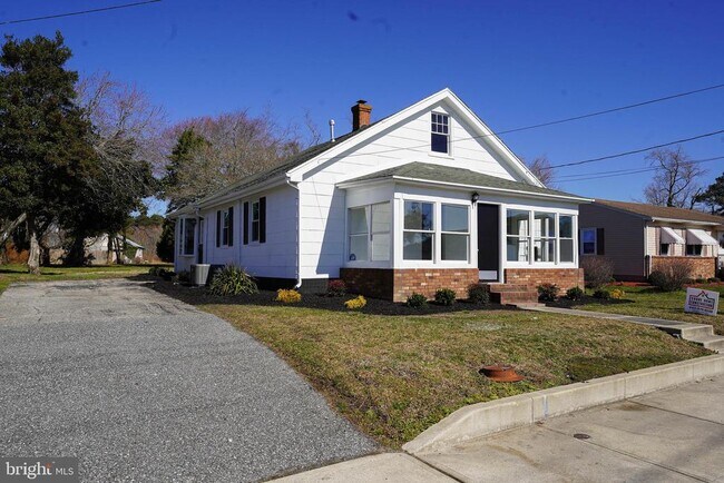 Photo - 221 Branch St