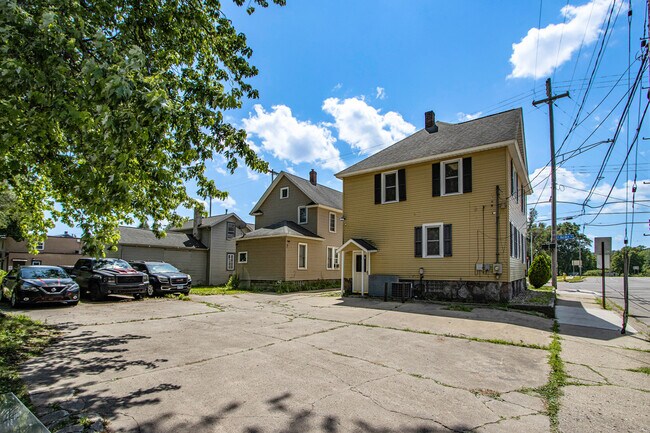 Entrada trasera y superficie de estacionamiento - 1403 S Burdick St