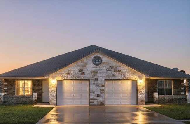 Building Photo - 3204 Baldwin Loop Unit B