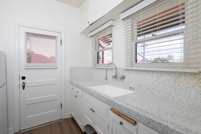 Photo - 2 WEEKS FREE!!! Rare 1 Bedroom in a Fantas... Unit 3760