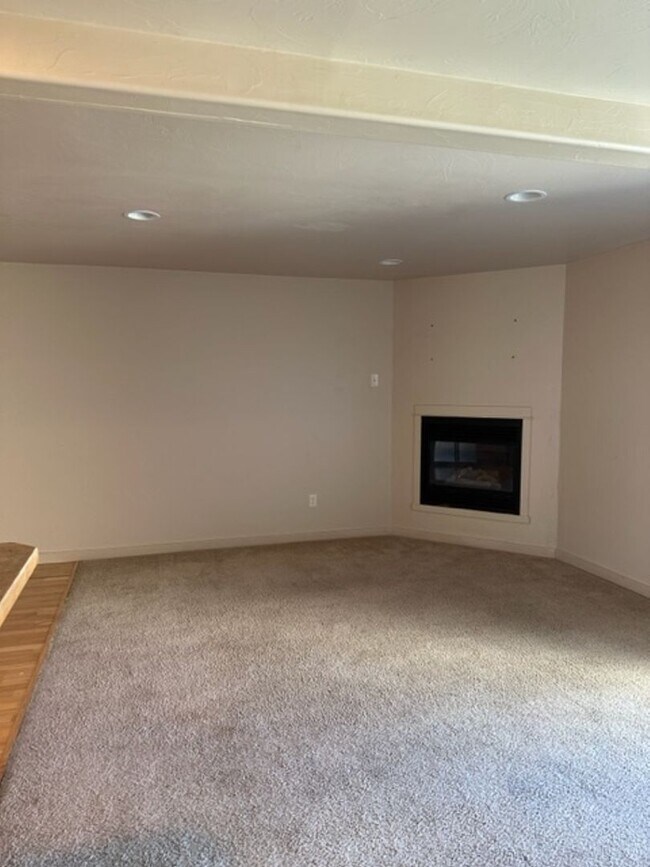 Photo - 923 Saxon Way Unit B
