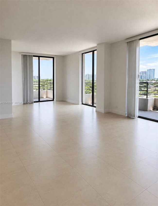 Photo - 3300 NE 191st St Unidad 907