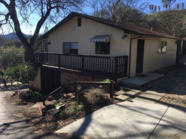 Building Photo - Spacious Clearlake Home