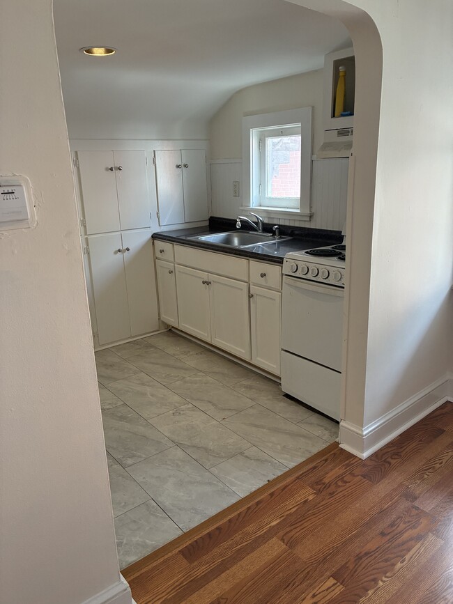Kitchen - 2109 Walnut St Unit 2nd Floor A