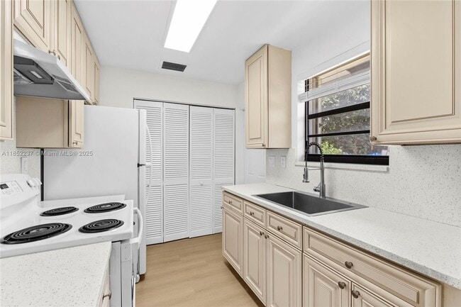 Building Photo - 5629 Taft St Rental