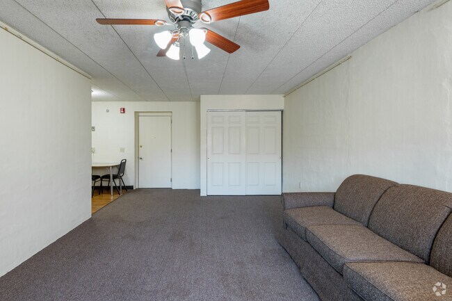 2BR, 1BA - 870SF