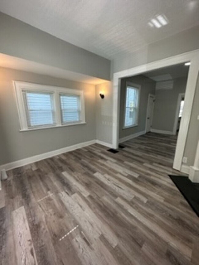 Photo - 2 Bedroom Home with Fenced in Backyard!