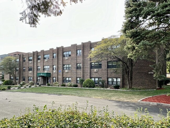 Building Photo - 440 W Elm St Unit 111