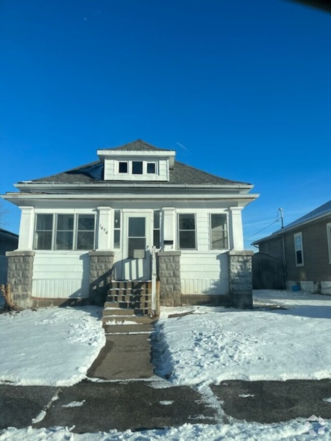 Building Photo - 2 Bedroom 1.5 Bath House in East Moline