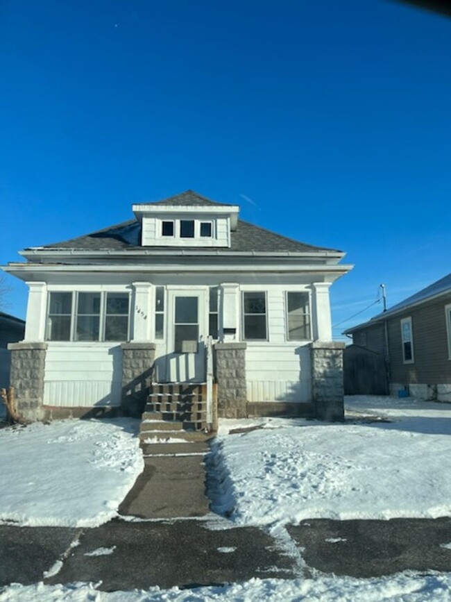 2 Bedroom 1.5 Bath House in East Moline - 2 Bedroom 1.5 Bath House in East Moline