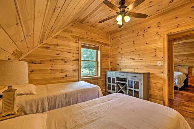 Photo - 426 Summit Woods Rd