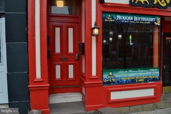 Building Photo - 127 N Market St Unit TWO