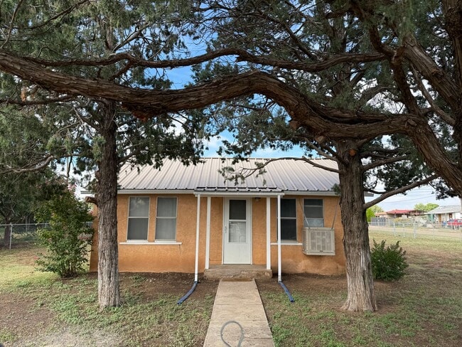 Building Photo - Charming 2 Bedroom 1 Bath Home