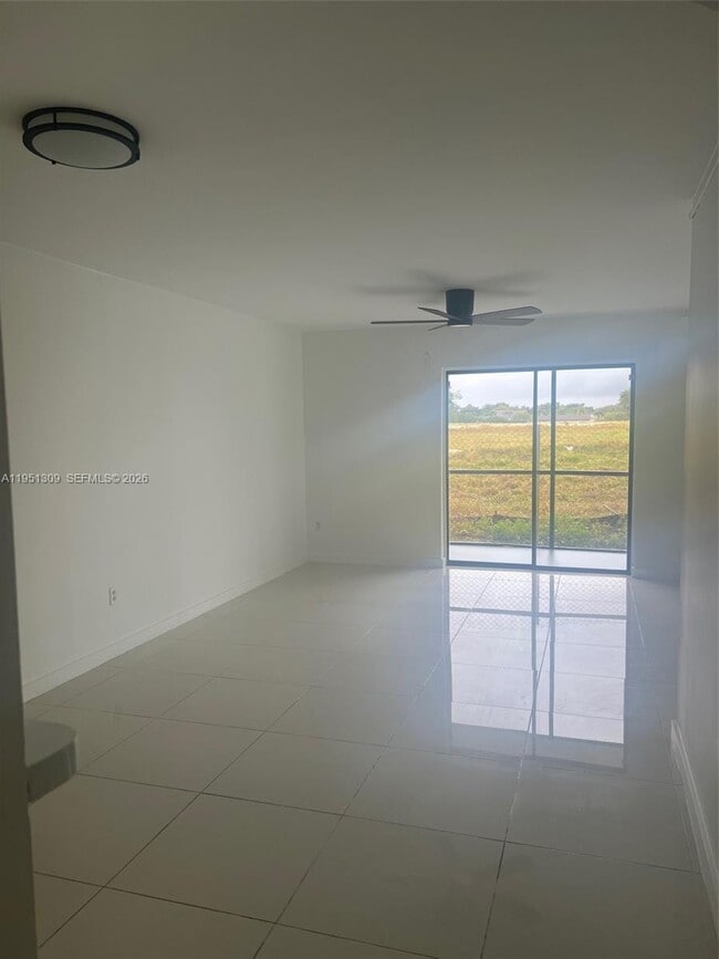 Building Photo - 842 NE 209th St Unit 105-37