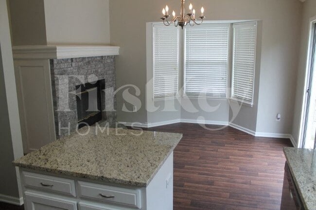 Photo - 619 N Crest Dr