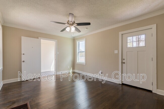 Photo - 1055 University St