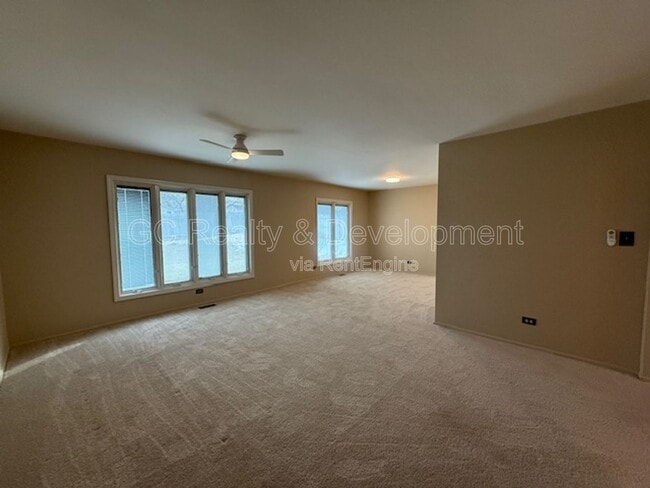 Photo - 810 W Lakeside Plaza