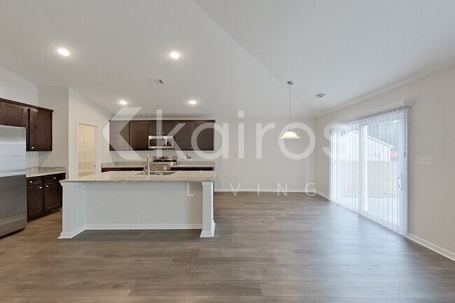 Photo - 107 Lord Effingham Wy