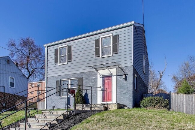 Building Photo - Stunning Home with Spacious Family Room an...