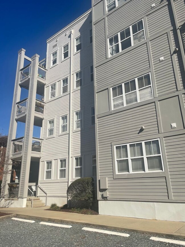 Conveniently Located Condo in Elizabeth Vi... - Conveniently Located Condo in Elizabeth Vi...