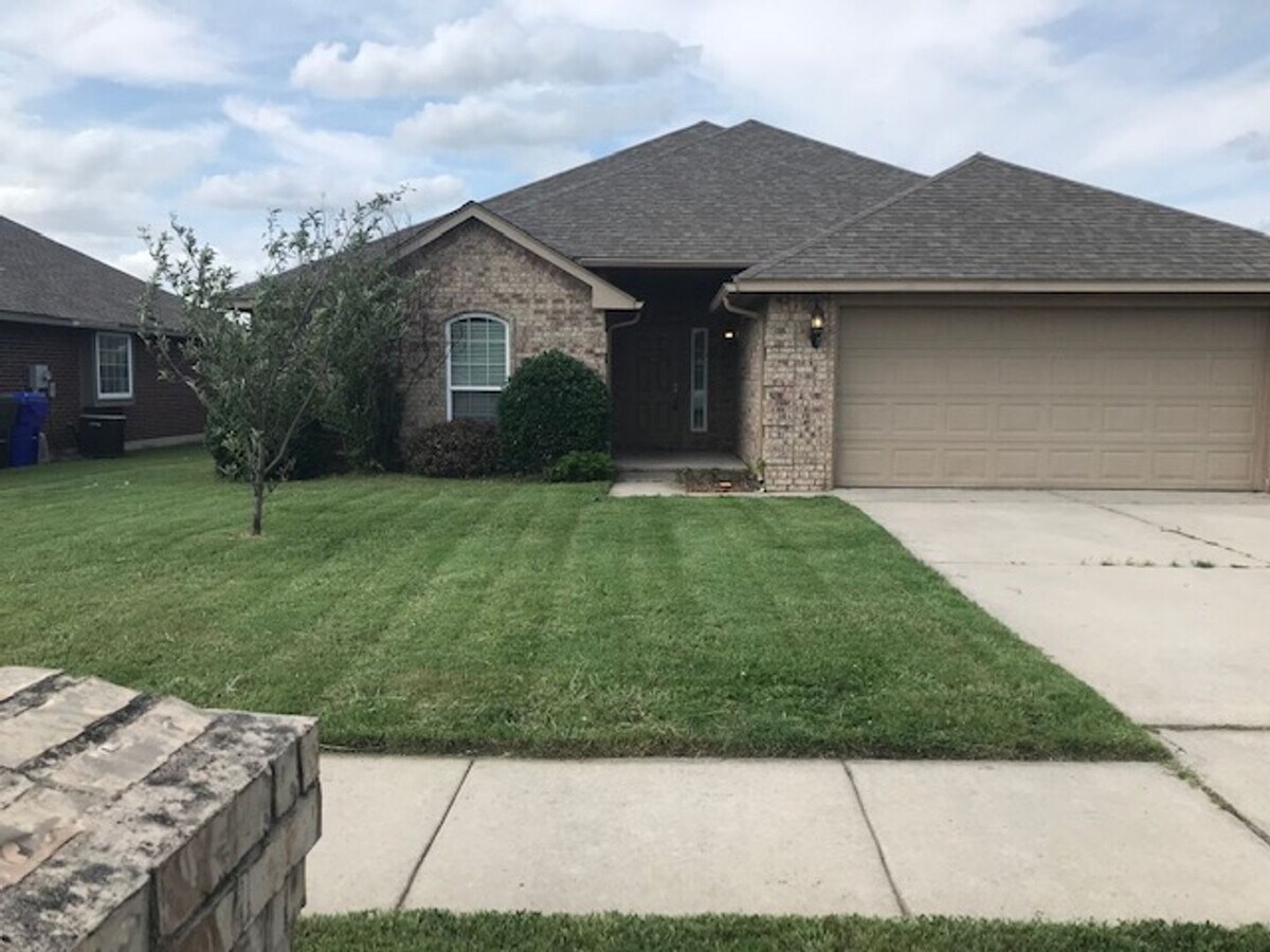 First Month Free! Convenient Location with... - First Month Free! Convenient Location with... Casa
