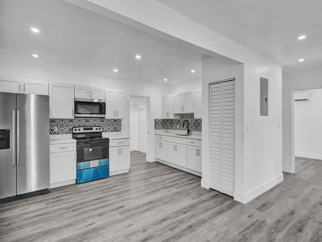 Photo - 940 SW 28th St