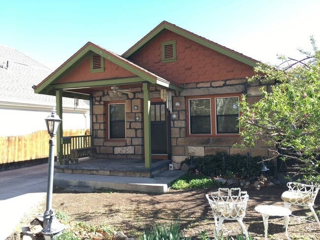 Building Photo - Cute Tucked Away Home