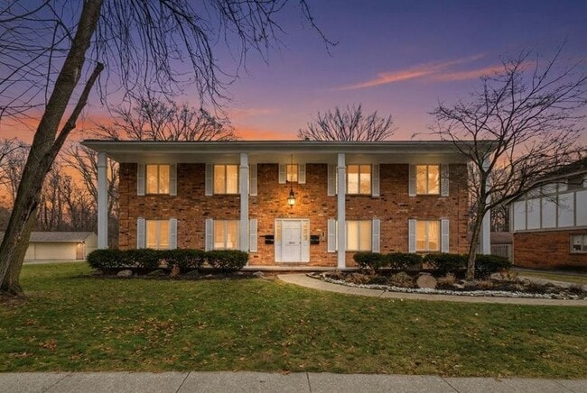 Building Photo - 4054 Stonehenge Dr Unit 1