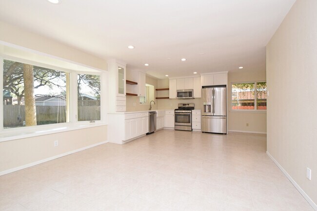 Photo - 4/3 w/ Fenced yard & enclosed patio!