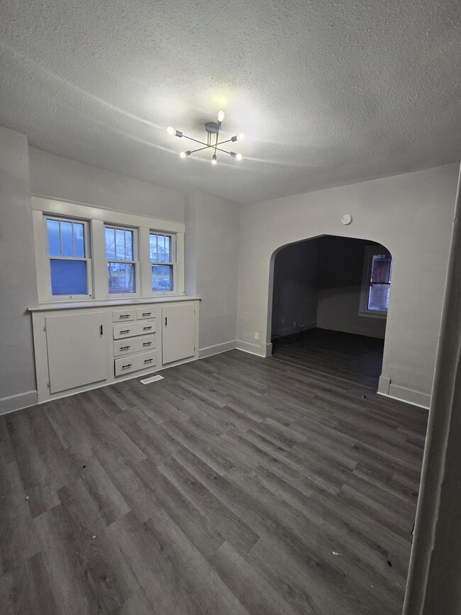 Photo - 2358 Putnam St