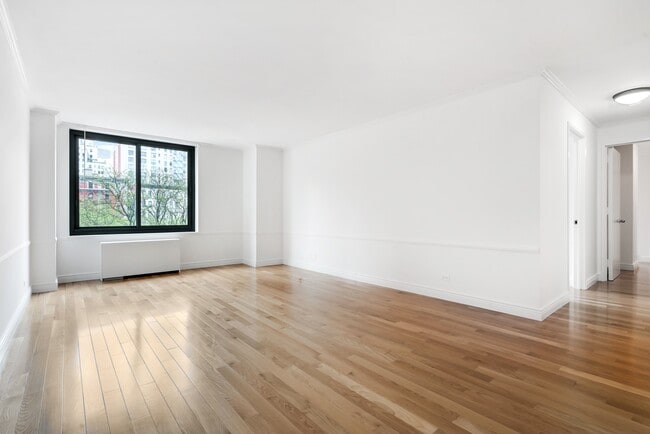 Building Photo - 40 E 94th St