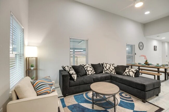 Photo - 3523 Bain St