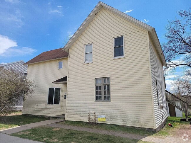 Building Photo - 201 E 1st St Unit #C Rental