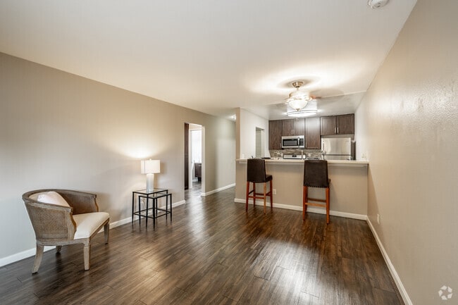 2BR, 1BA - 880SF