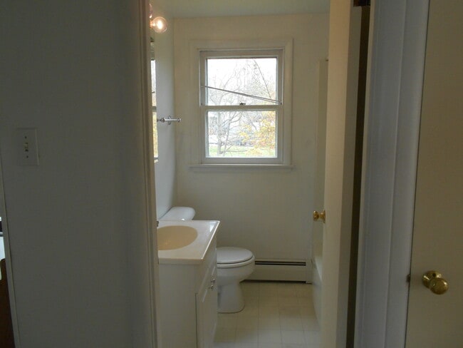 Bathroom - 519 Lincoln Ave Unit 2