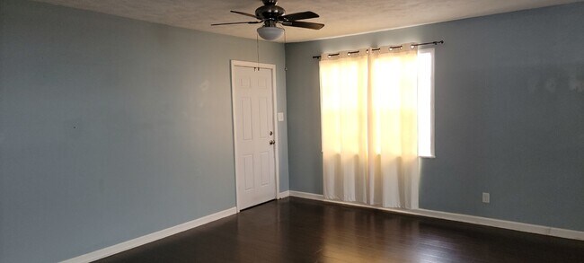 2 Bed/1Bath apartment, perfect for military personnel.