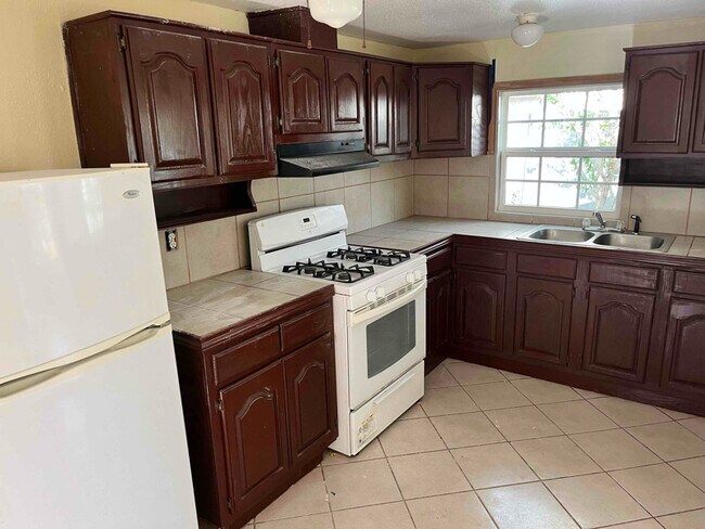 Photo - 713 Bowen St