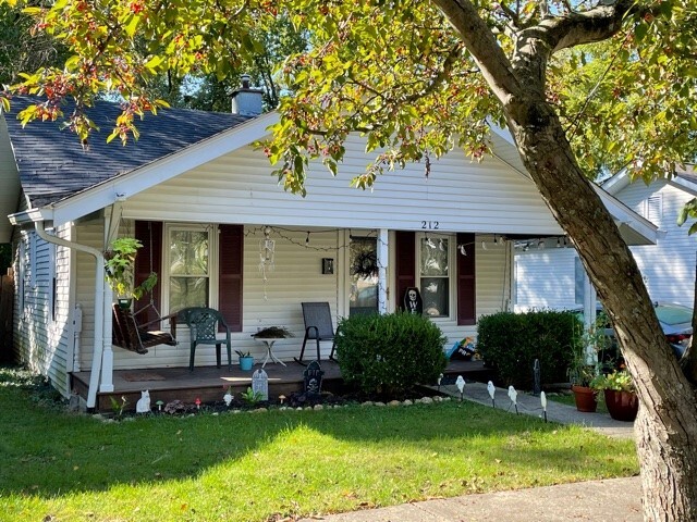 Quaint street, off street parking and cozy porch with swing. - 212 E Vermilya Ave House