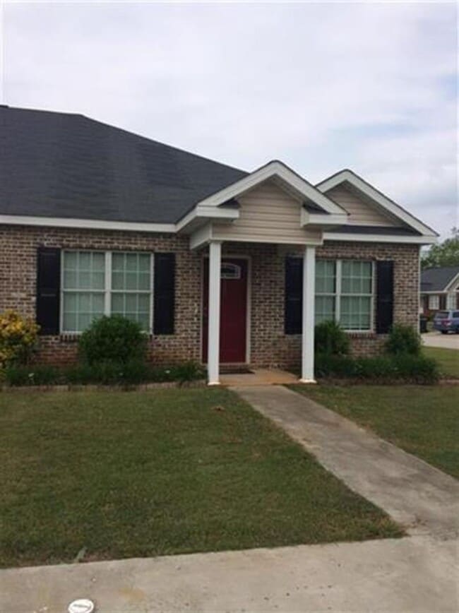 Building Photo - Townhome Living Made Easy: Your 2-Bed, 2-B...