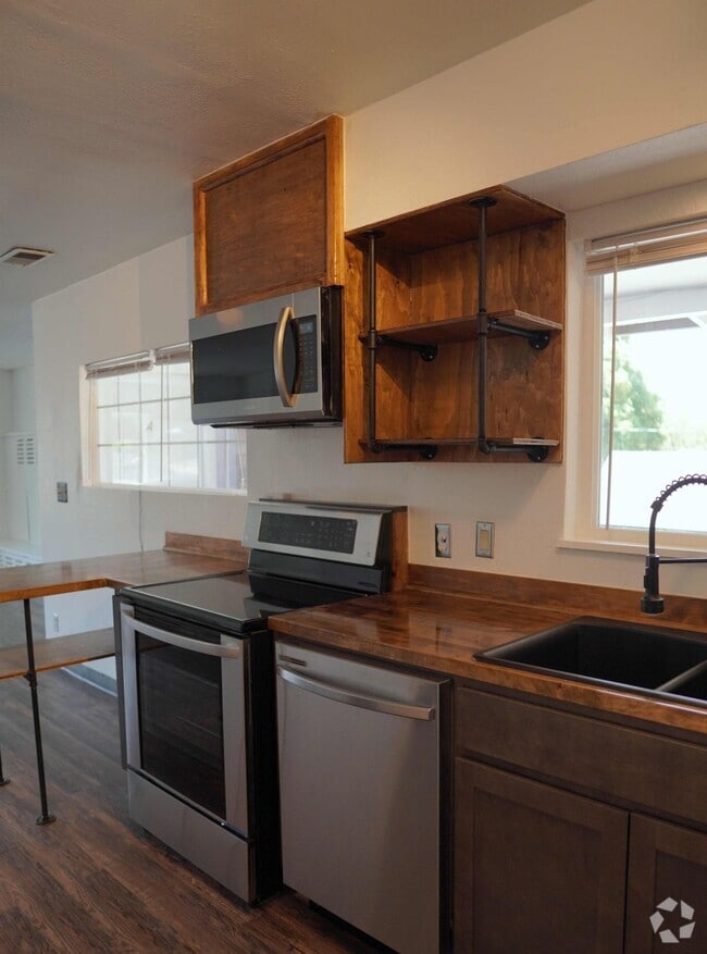 Building Photo - 2015 Oregon Ave Unit A Rental