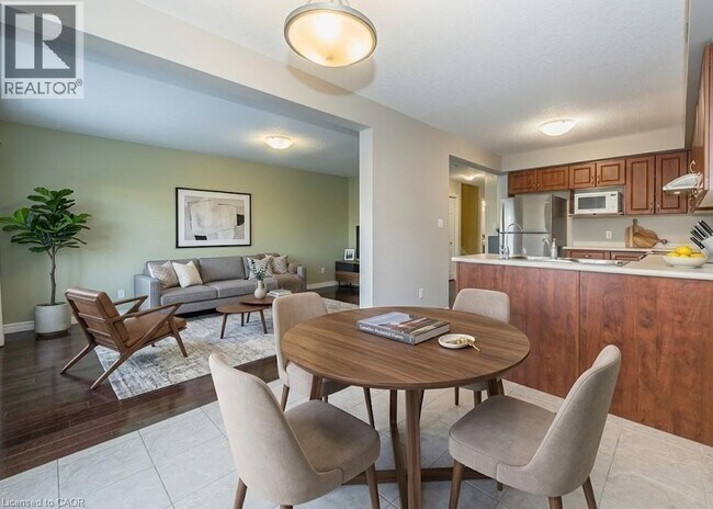 Photo - 468 Doon S Dr