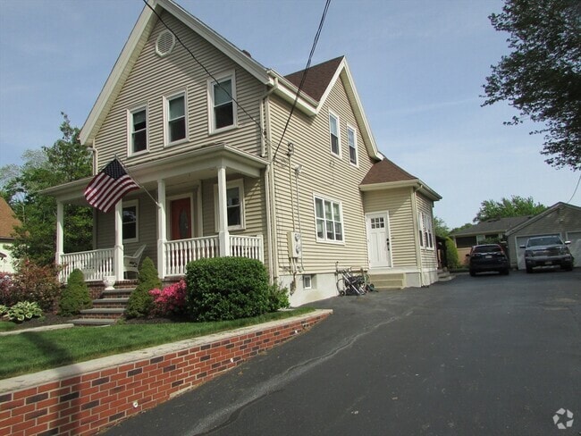 Building Photo - 1038 Somerset Ave Unit 2 Rental