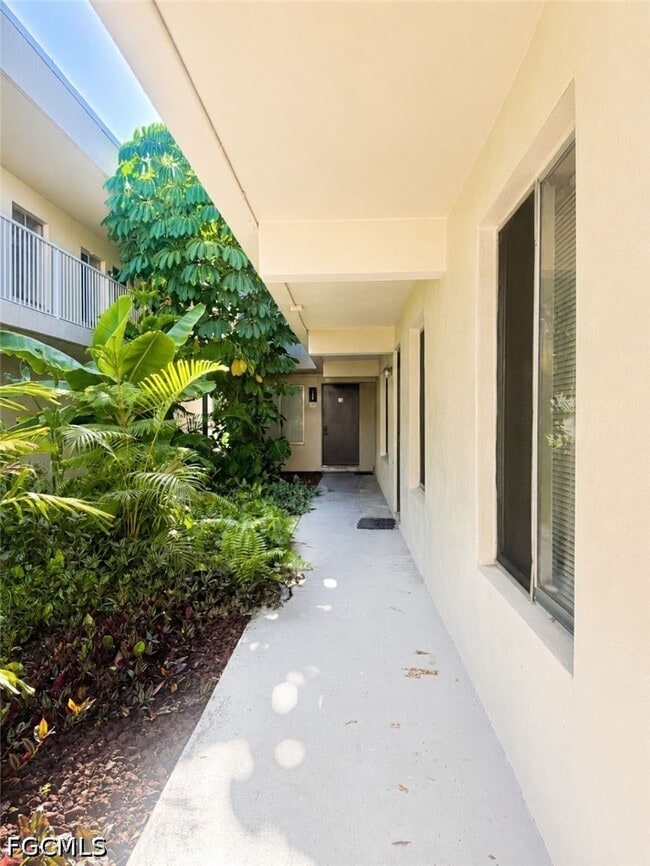 Building Photo - 1830 Maravilla Ave Unit 801