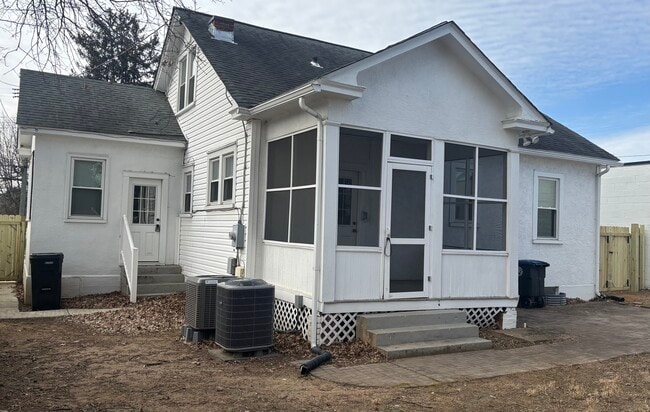 Photo - 2511 Charles St