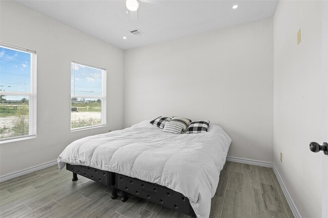 Photo - 5053-5835 Drive