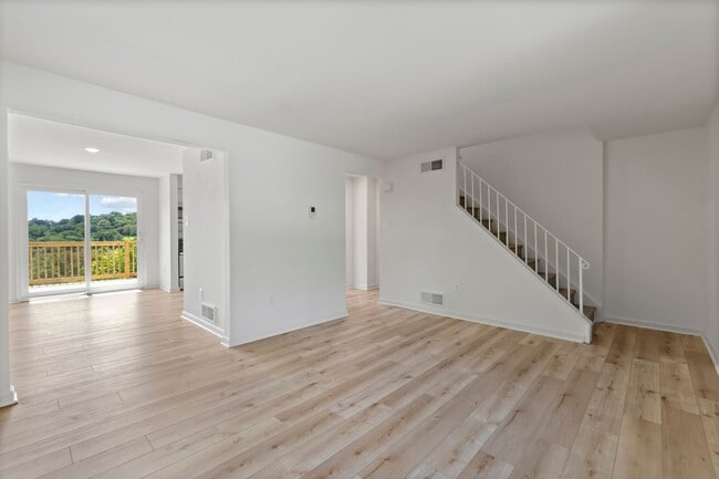 Photo - 2055 Luehm Ave