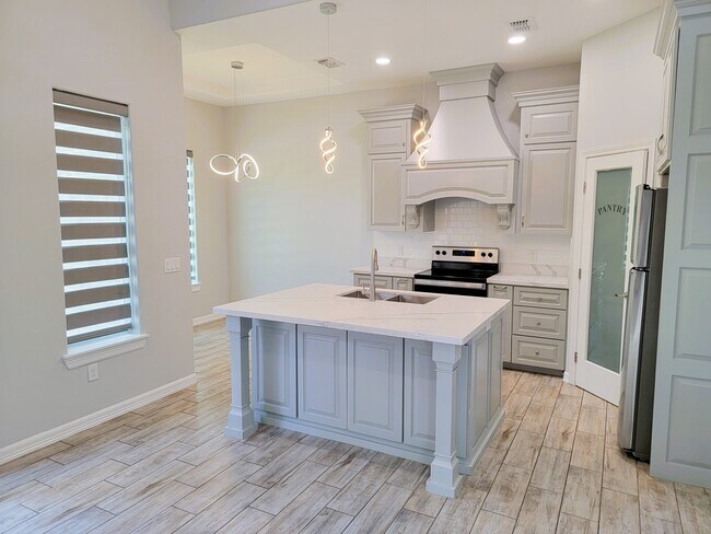 Photo - 429 E Nebraska Rd House