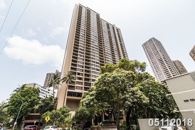 Building Photo - FURNISHED 2BR 1BA with 2 PARKING and CENTRAL AC in West Waikiki! ALL UTILITIES INCLUDED!