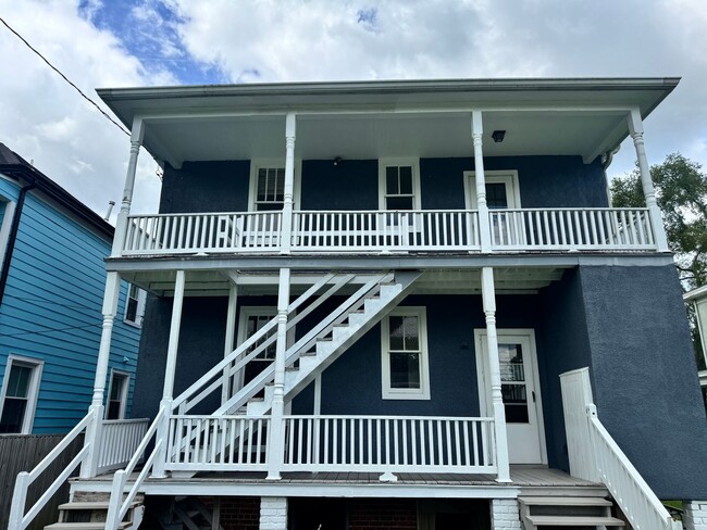 Building Photo - Renovated 2 bed 1 bath duplex Unit-Richmon... Rental
