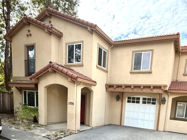Building Photo - Beautifully Maintained 3Bd/2.5Ba Near Capitola Mall!